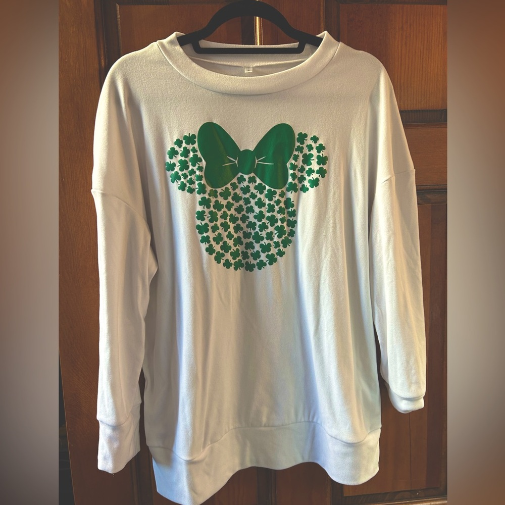 White sweatshirt Minnie Mouse shamrock design sz L
